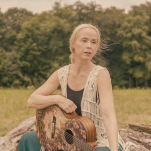 Tina Dico to Make Canadian Debut With New Single SURFING Photo
