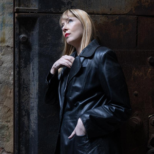 Suzanne Vega Adds East Coast Tour Dates to 'Flying With Angels Tour' Photo