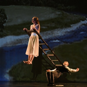 Review: MOMIXs ALICE Returns to The Joyce Theater Photo