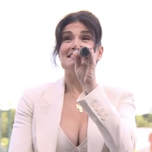 Video: Idina Menzel Performs 'New York, New York' at Belmont Stakes Day Interview