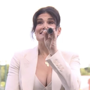 Video: Idina Menzel Performs 'New York, New York' at Belmont Stakes Day Photo