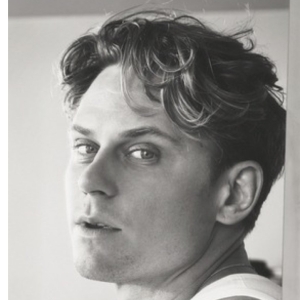 Billy Magnussen and Kit Harington to Headline Horse Racing Comedy CHARIOT