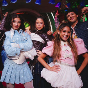 Video: DESCENDANTS 5 Cast Performs New Song at Disneyland Photo