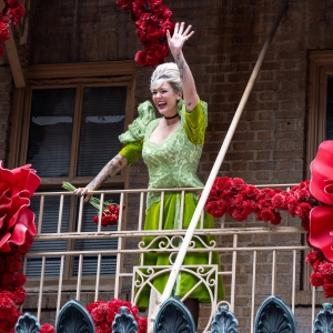 Video: Watch Betty Who Sing with Crowd After HADESTOWN Photo