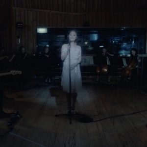 Video: Ariana Grande Shares Live Version of 'Santa Tell Me' Video