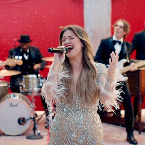 Kelly Clarkson Will Headline the Show Open for Netflix’s NFL Christmas Gameday Photo