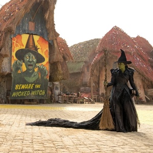 Videos: Catch Up with Elphaba and Glinda in New WICKED: FOR GOOD Featurettes Photo