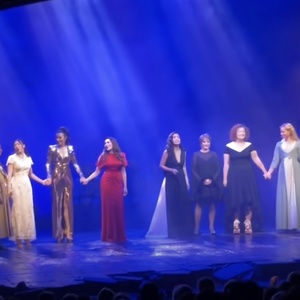 Video: LES MISERABLES Stars of Past and Present Unite in London for 40th Anniversary Photo