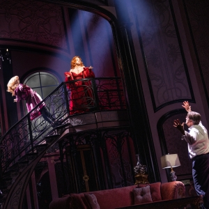 Video: How DEATH BECOMES HER Crafted the Staircase Fall Photo