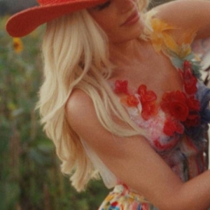 Video: Gwen Stefani Releases Video for Somebody Elses Photo