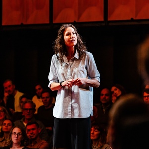 Review: EVERY BRILLIANT THING, starring Minnie Driver, @sohoplace Photo