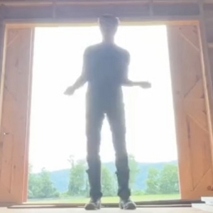 Video: Kevin Bacon Recreates FOOTLOOSE Dance to Celebrate the End of the Actors…