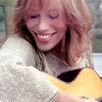 Carly Simon Releases Legendary 'Live At Grand Central' Photo