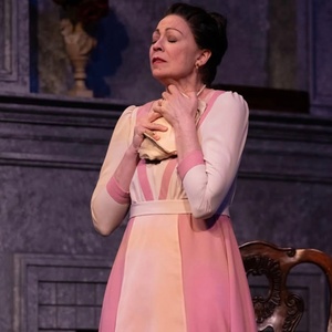 Review: HEDDA GABLER at Kavinoky Theatre Photo