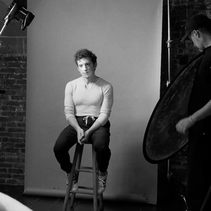 Video: Ethan Slater Becomes Marcel in MARCEL ON THE TRAIN Photo