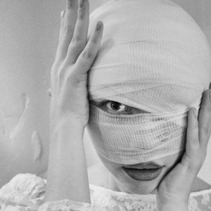 MOLLIE ELIZABETH Releases New Single PUPPET SHOW Photo