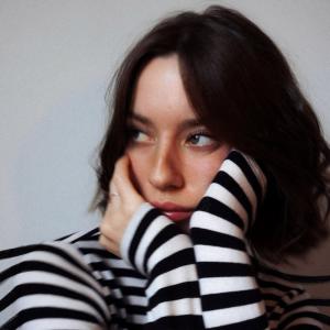 Dee Holt to Release New EP MAKES ME WONDER, Shares "How About You" Photo