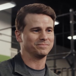 Video: Jason Ritter Stars in Sneak Peek Clip From POKER FACE Season 2 Photo