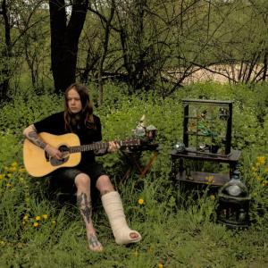 Billy Strings Shares New Song 10,000 MILES FROM A FRIEND Photo