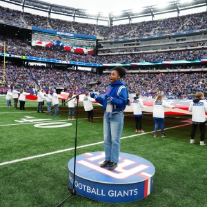 Photos & Video: THE WIZ's Nichelle Lewis Sings the National Anthem at the New York Gi Video