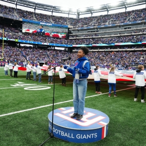 Photos & Video: THE WIZ's Nichelle Lewis Sings the National Anthem at the New York…