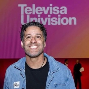 Luis Salgado dirige simultáneamente ON YOUR FEET y 1776: Un puente latino en la hist Video