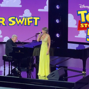 Video: Taylor Swift Surprises Attendees with Performance of New TOY STORY 5 Song at L Photo