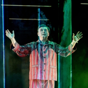 Review: Michael Sheen stars in NYE, National Theatre Photo