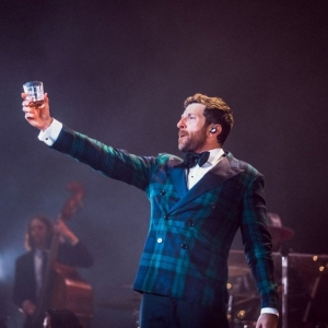 Brett Eldredge Sets 12-Date 2025 Glow Holiday Tour