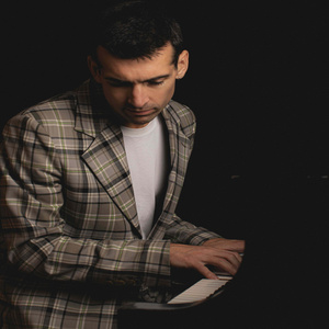 MOMENTISM Single Out Now Ahead of Jamie Safir's Debut Album Photo