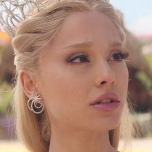 Video: WICKED: FOR GOOD Teaser Offers Closer Look at Glinda and Elphaba’s Duel
