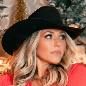 Leah Turner Unwraps A Country-Latin Gift With 'Noche Buena' Single Photo