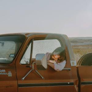 Jess Williamson Releases New Single HIGH HEELS AND BLUE JEANS Photo