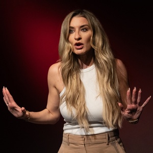 Interview: Nicole Travolta Talks Shopping Addiction in New Show at SoHo Playhouse Photo