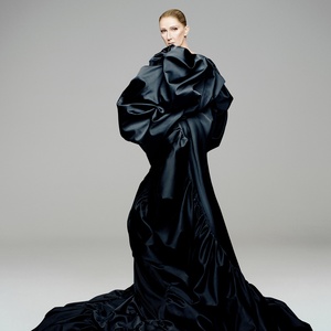 Celine Dion Marks Long-Awaited Return with Limited Engagement at Paris La Défen Photo