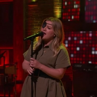 VIDEO: Kelly Clarkson Covers 'Bulletproof' Photo