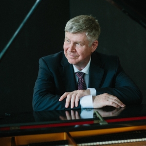 Pianist Ian Hobson Returns to New York City and Continues Robert Schumann Cycle at Tenri C Photo