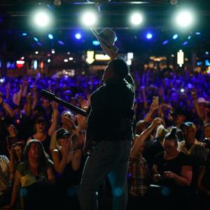 Garth Brooks Revives YUKON JACK Alias for Surprise Denver Pop-Up Show Photo