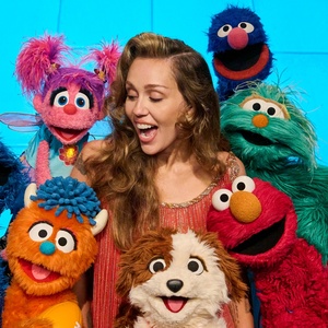 Video: Miley Cyrus Confirmed as Guest for SESAME STREET Vol. 2 Photo