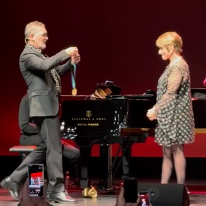 Antonio Banderas entrega el Premio LUX DUCTOR a Patti LuPone en una noche histórica Photo