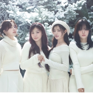 FIFTY FIFTY Welcome Holiday Season with Winter Glow Mini Album Photo