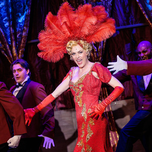 Video: Say 'Hello' to Elaine Hendrix