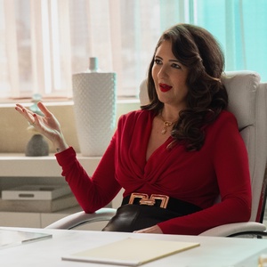 Video: D'Arcy Carden Stars in LOOT Sneak Peek Clip