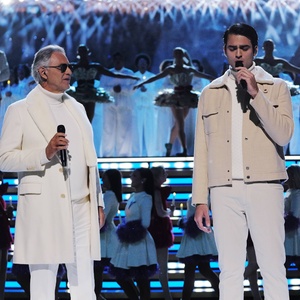 Photos: Andrea Bocelli, HUNTR/X, & More at SNOOP&rsquo;S HOLIDAY HALFTIME PARTY Photo