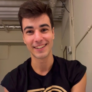 IG: Roberto Facchin nos saluda en el 50º aniversario de A CHORUS LINE en Broadway Photo