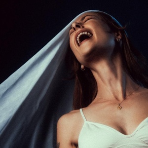 Grace Cummings Releases BLOODHORSE! Title Track Ahead of New Album Photo