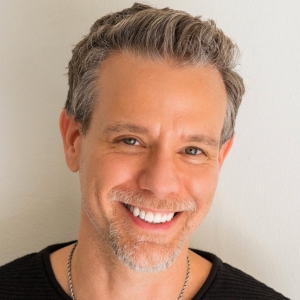 Review: ADAM PASCAL rocks out at 54 Below Photo