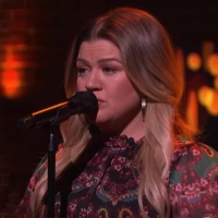 VIDEO: Kelly Clarkson Covers 'It Must Have Been Love' Photo