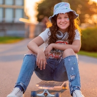 14-Year-Old Pop Artist Anna Goldsmith Inspires Audiences To “Shine” with New Sing Video