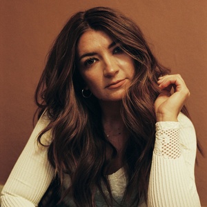 Tenille Townes Adds New Dates to Intimate Living Room Tour Photo